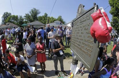 Unos guantes de boxeo cuelgan de una placa enfrente de la casa de la infancia de Muhammad Ali.