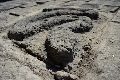 L&aacute;pida de tezontle (piedra volc&aacute;nica) que representa una serpiente.