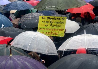 Cartell contra el sistema actual de pensions abans de la manifestació a Madrid.