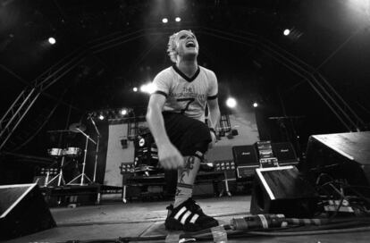 Keith Flint, en el escenario durante un festival en 1997, en Reino Unido.