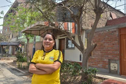 Isabel Rivero compagina las clases en un colegio privado con la confección de manualidades en Lima. Foto: Javier Zapata