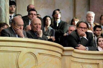 Ernest Benach i Pascual, ex-presidente del Parlament junto a Joan Rigoll y Jordi Pujol, durante la constitución del Parlament de la IX Legislatura, en el que Nuria de Gispert ha sido escogida como nueva presidenta del Parlament.