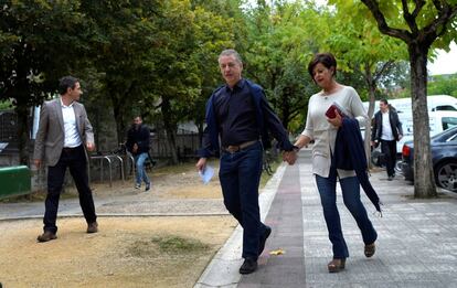 Inigo Urkullu y su mujer acuden a votar en Durango. 