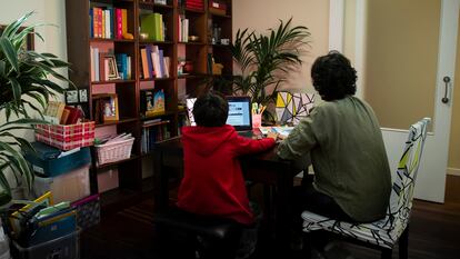 Graciela, junto a su hijo, durante una clase en su vivienda en Pontevedra.