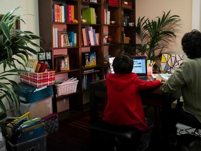 Graciela, junto a su hijo, durante una clase en su vivienda en Pontevedra.