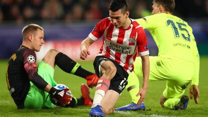 Ter Stegen atrapa la pelota tras una jugada de Lozano.