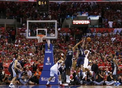 La canasta decisiva de Chris Paul, a la derecha.
