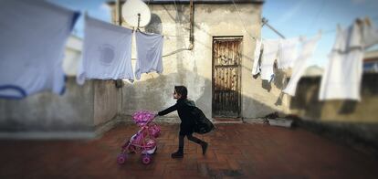 Superheroína de paseo por una terraza comunitaria el 4 de abril en Valencia.