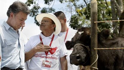 Santos, en una entrega de t&iacute;tulos de tierras.