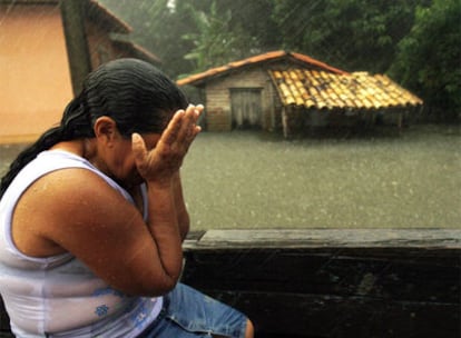Una mujer llora durante la tormenta que causó 44 muertos y 300.000 desplazados en el deprimido Estado de Piaui, en el noreste de Brasil, el pasado fin de semana.