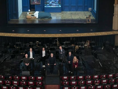 El director de l'Orquestra del Liceu, Joan Pons (al centre), amb part del repartiment de l'òpera 'Lessons in love and violence'.