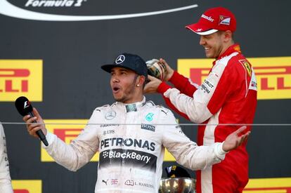 Hamilton celebra la seva victòria amb Vettel.