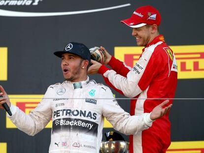 Hamilton celebra la seva victòria amb Vettel.