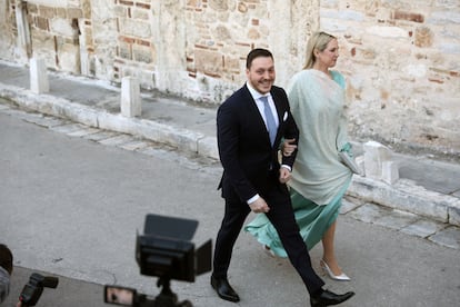 Esta boda en la familia real griega llega tan solo unos meses después del enlace de Teodora de Grecia, la cuarta hija de Constantino y Ana María de Grecia, con el abogado estadounidense Matthew Kumar (la pareja, a su llegada al enlace de Nicolás de Grecia y Chrysi Vardinogianni).