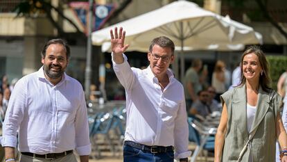 Alberto Núñez Feijóo, junto a la vicesecretaria del PP, Carmen Fúnez, y el presidente del PP de Castilla-La Mancha, Paco Núñez, en un acto de campaña en Ciudad Real el pasado julio.