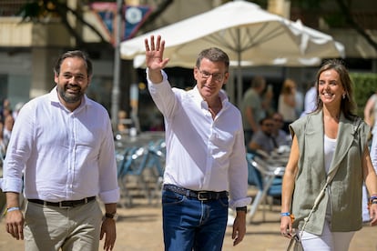 Alberto Núñez Feijóo, junto a la vicesecretaria del PP, Carmen Fúnez, y el presidente del PP de Castilla-La Mancha, Paco Núñez, en un acto de campaña en Ciudad Real el pasado julio.