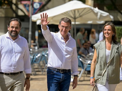 Alberto Núñez Feijóo, junto a la vicesecretaria del PP, Carmen Fúnez, y el presidente del PP de Castilla-La Mancha, Paco Núñez, en un acto de campaña en Ciudad Real el pasado julio.