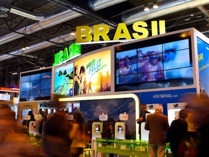 Varios visitantes en el stand de Brasil en Fitur.