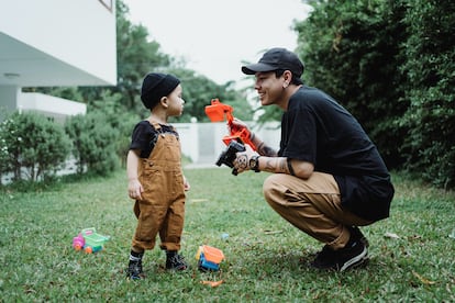 Un padre juega con su hijo.