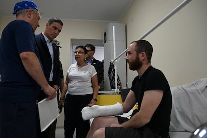 Pedro Sánchez visita el hospital del servicio de fronteras del Ministerio del Interior de Ucrania, este sábado en Kiev. 