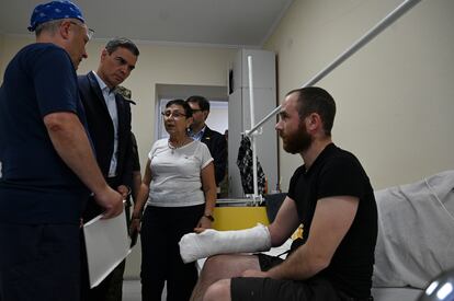 Pedro Sánchez visita el hospital del servicio de fronteras del Ministerio del Interior de Ucrania, este sábado en Kiev. 