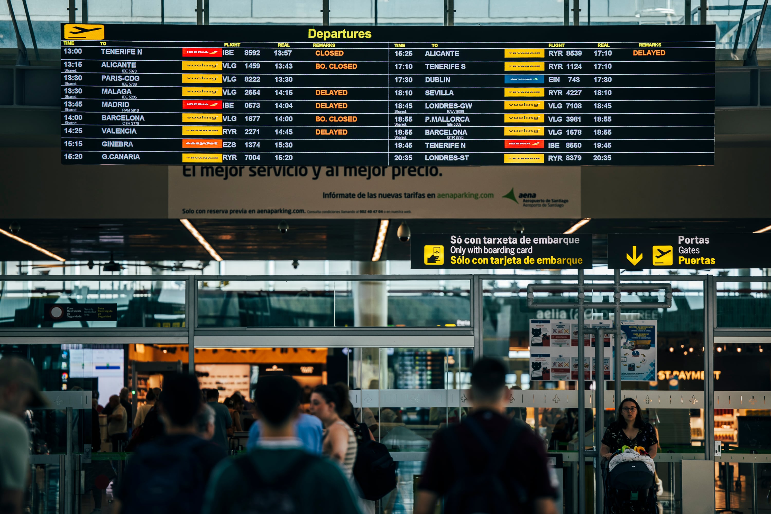 Pasajeros en la terminal del aeropuerto de Santiago de Compostela.