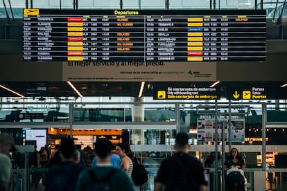 Viajeros en el aeropuerto de Santiago de Compostela (A Coruña).