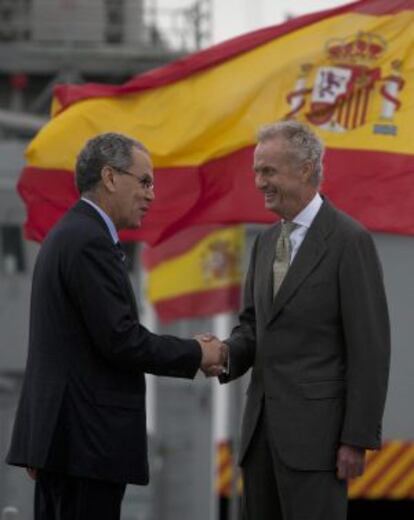 El ministro de Defensa, Pedro Morenés, saluda a su homólogo marroquí, Abdellatif Loudiy, el pasado día 27, durante unas maniobras navales conjuntas.