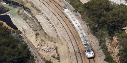 Un tren circula por el corredor mediterr&aacute;neo en las proximidades de la localidad castellonense de Oropesa. 