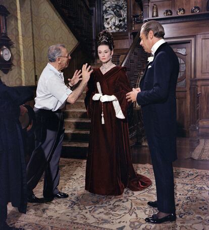 El director de la película, George Sukor, dando órdenes a los actores.