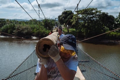 Varios trabajadores de Telefónica que participan en el programa Vacaciones Solidarias en Ecuador.