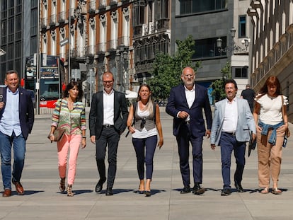Los siete diputados de Junts, con su portavoz, Míriam Nogueras, en el centro, el jueves, camino del Congreso.
