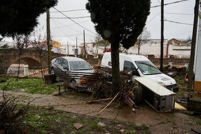 Dos vehículos afectados por el temporal cerca de El Puente Romano de Roca de la Sierra (Badajoz) 