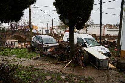 Dos vehículos afectados por el temporal cerca de El Puente Romano de Roca de la Sierra (Badajoz) 