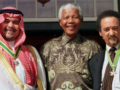 Jakes Gerwel, a la derecha, posa junto a Nelson Mandela, en 1999.