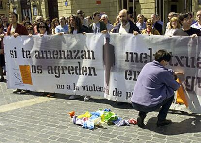 Concentración de Gesto por la Paz contra la violencia de persecución, a la una de la tarde de ayer, en Bilbao.