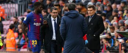 Umtiti sale del campo, lesionado.