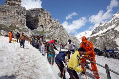 Un grupo de peregrinos hindúes abandona la cueva de Shiva tras realizar una adoración, en Amarnath.