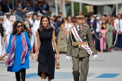 La Reina acompañada por la princesa Leonor y la ministra de Defensa, Margarita Robles.