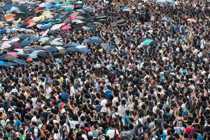 Miles de estudiantes en Hong Kong protestan contra la propuesta de reforma de Pekín para las elecciones locales, por la que los candidatos deben contar con el visto bueno del Gobierno central.