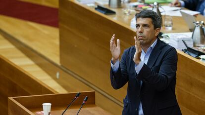 El president de la Generalitat, Carlos Mazón, aplaude durante su intervención este jueves, en la sesión de control de las Cortes Valencianas.