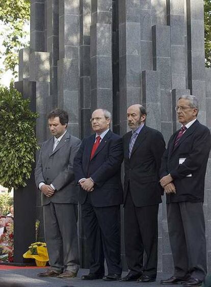 Jordi Hereu, José Montilla, Alfredo Pérez Rubalcaba y Santos Santamaria en el homenaje a las víctimas del terrorismo, con motivo del 20 aniversario del atentado de Hipercor.