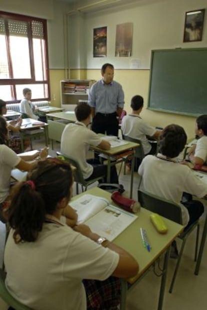 Un professor imparteix una classe d'Educació per a la Ciutadania a Jaén.