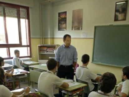 Un profesor imparte una clase de Educación para la Ciudadanía en Jaén.