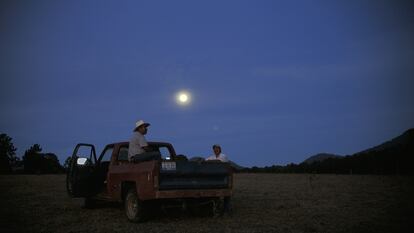 Camino al puerto de La Media Luna al anochecer, en San Gabriel (Jalisco).