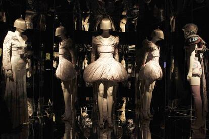 Exposición sobre el diseñador Alexander McQueen.