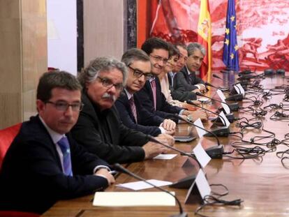 De izquierda a derecha, Pachi Yangüas (UPN) Joan Tardá (ERC); José Manuel Villegas (Ciudadanos); Óscar López e Isabel Rodríguez (PSOE); Joan Baldoví (Compromís); Francesc Homs (DilL); Joseba Aurrekoetxea y Aitor Esteban (PNV); Juan Carlos Vera y Fernando Fernández Maíllo (PP); Carlos Salvador e Íñigo Jesús Alli (UPN); Segundo González (Podemos); y Sol Sánchez (IU).