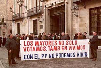 Manifestación de un grupo de mayores de 65 años que no pudieron entrar en el pleno por carecer de permiso.