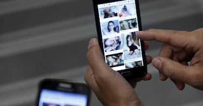 Dos personas se intercambian fotos pornográficas a través de sus teléfonos móviles.