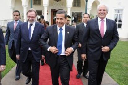 De izquierda a derecha: Juan Luis Cebrián, presidente de EL PAÍS; Ollanta Humala, presidente de Perú, y Gustavo Mohme Seminario, presidente del grupo La República.